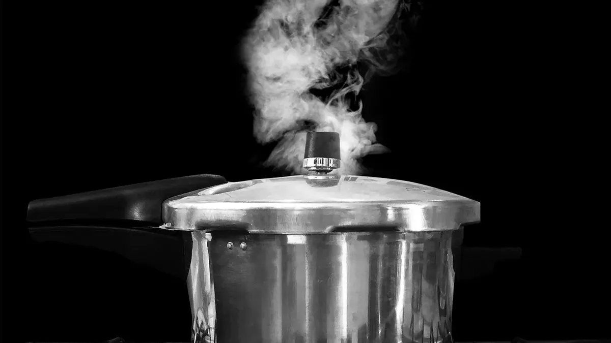 Pressure cooker vs Oil-free fryer: differences, advantages, disadvantages and which one is better for you
